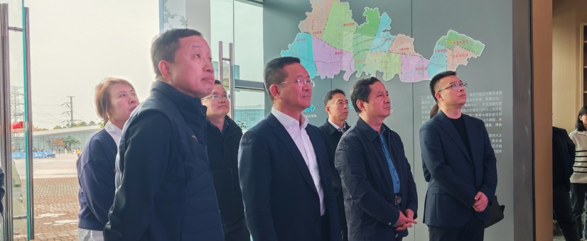 2圖為侯景濱在國際非物質(zhì)文化遺產(chǎn)博覽園參觀-周通攝.jpg