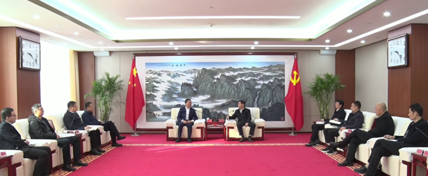 1圖為侯景濱與王智慧進(jìn)行工作會(huì)談.png